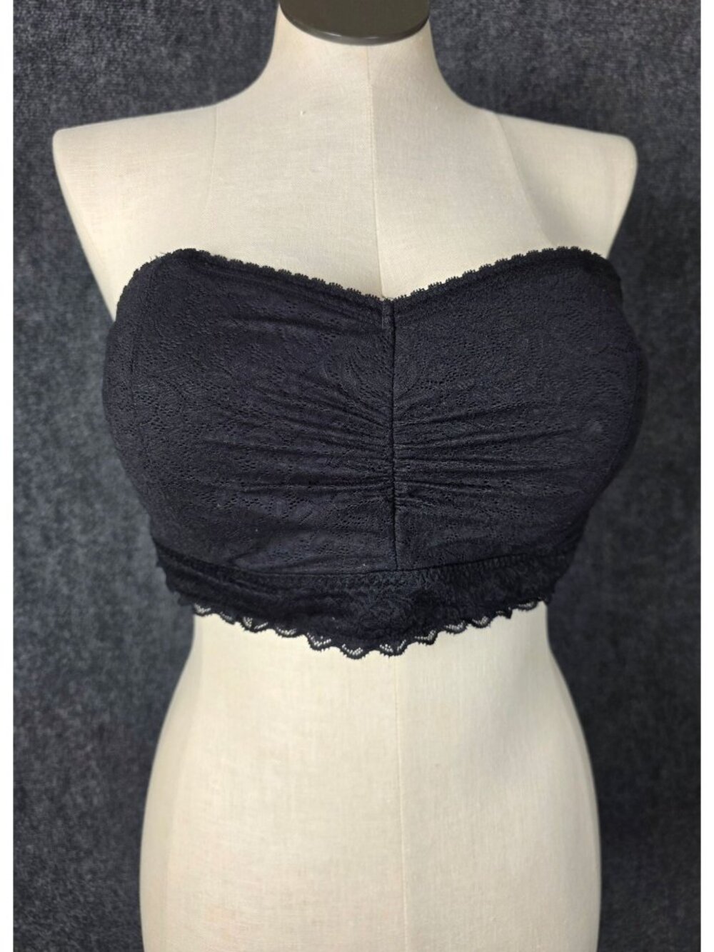 Torrid Black Lace Strapless Bandeau Bra Size 1 With Ruched Front & Scalloped Hem